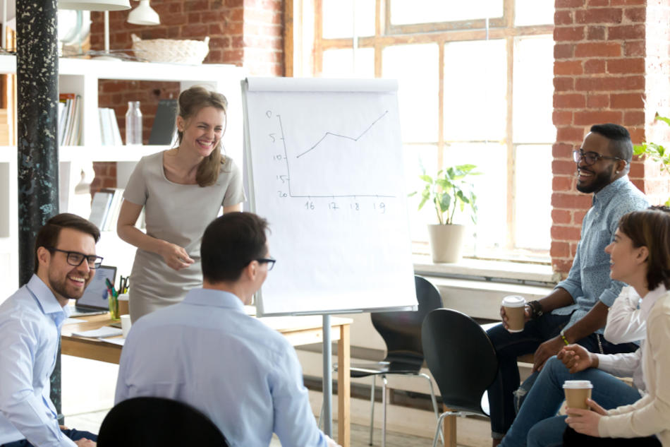 Colaboradores felizes no ambiente de trabalho