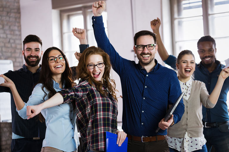 Colaboradores felizes em uma empresa com boas práticas de bem-estar mental